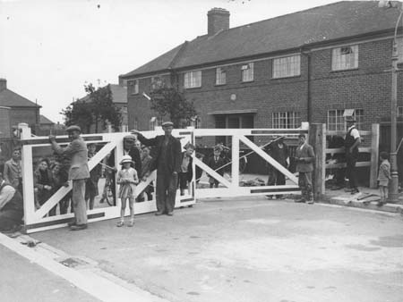 Cutteslowe Walls - temporary gates